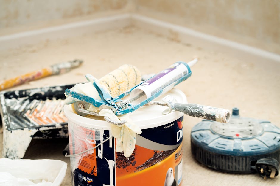 Aplicando pinturas ecológicas para paredes en un hogar moderno